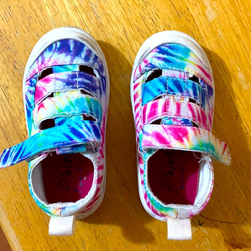 Like new kid sneaker. Only wear once
